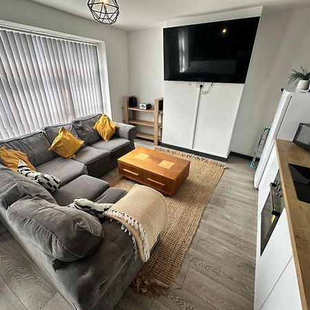 Town Center Willow Apartment - Sleeps Up To 10 - Dogs Welcome - 2 Minutes From Train Station Blackpool Exteriér fotografie