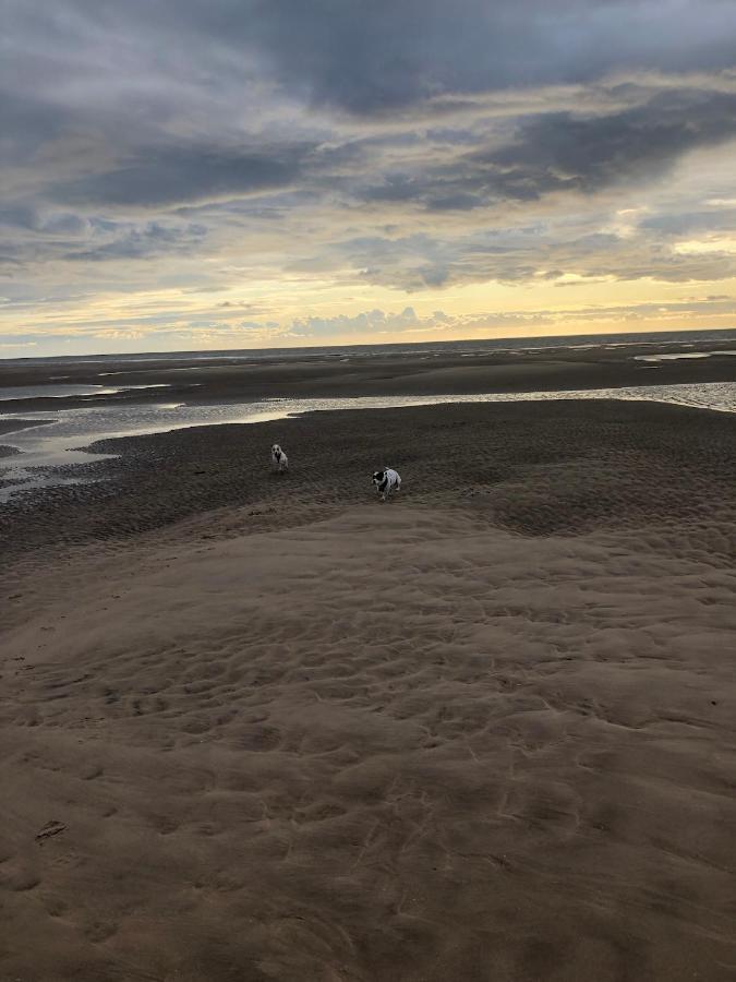 Town Center Willow Apartment - Sleeps Up To 10 - Dogs Welcome - 2 Minutes From Train Station Blackpool Exteriér fotografie